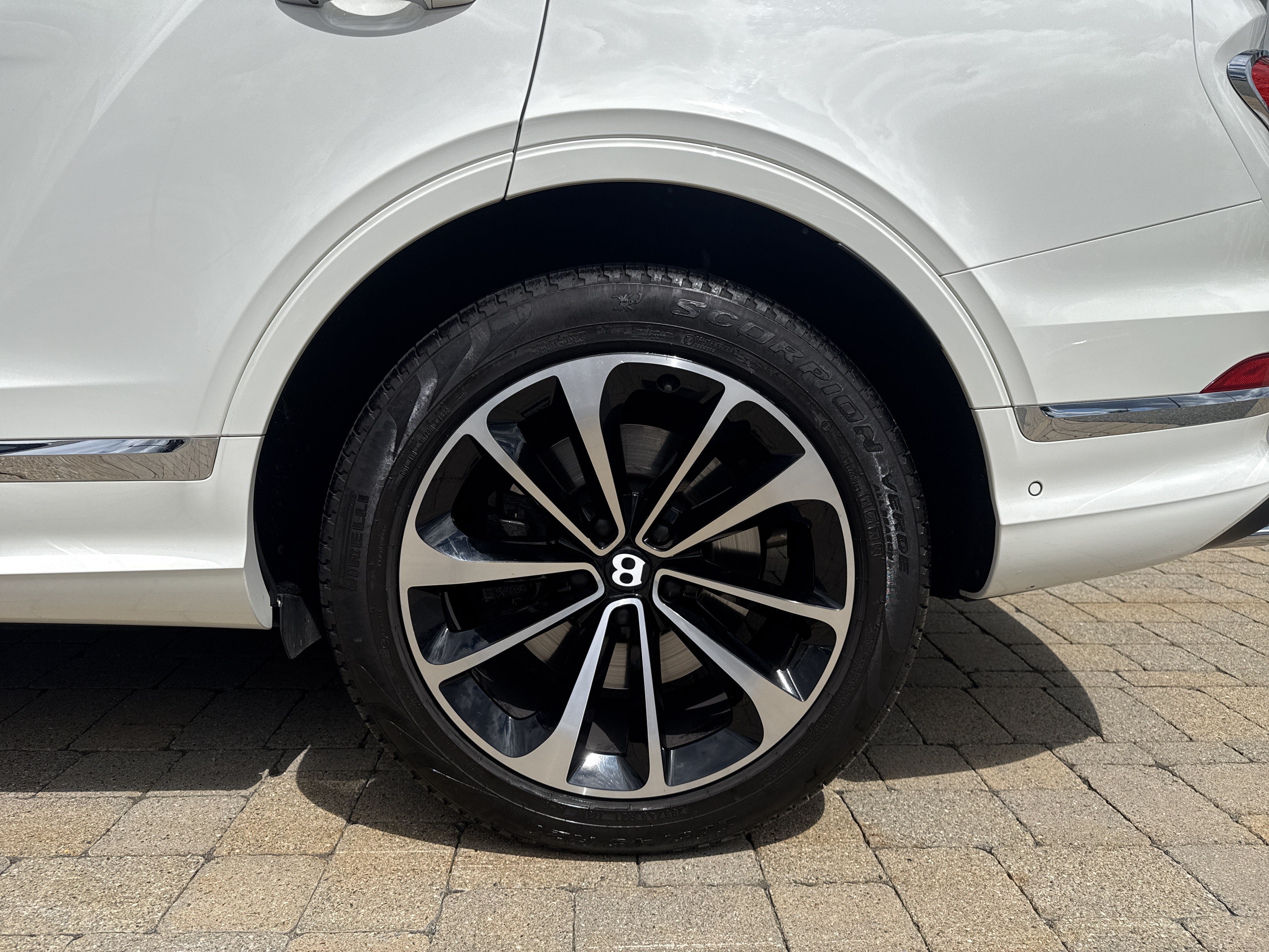 Used 2022 Bentley Bentayga AWD/4WD image 29