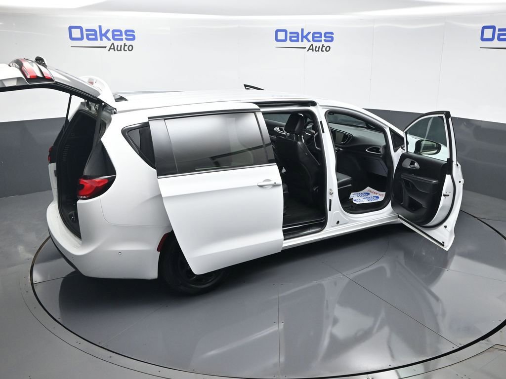 Used 2024 Chrysler Pacifica Select image 59