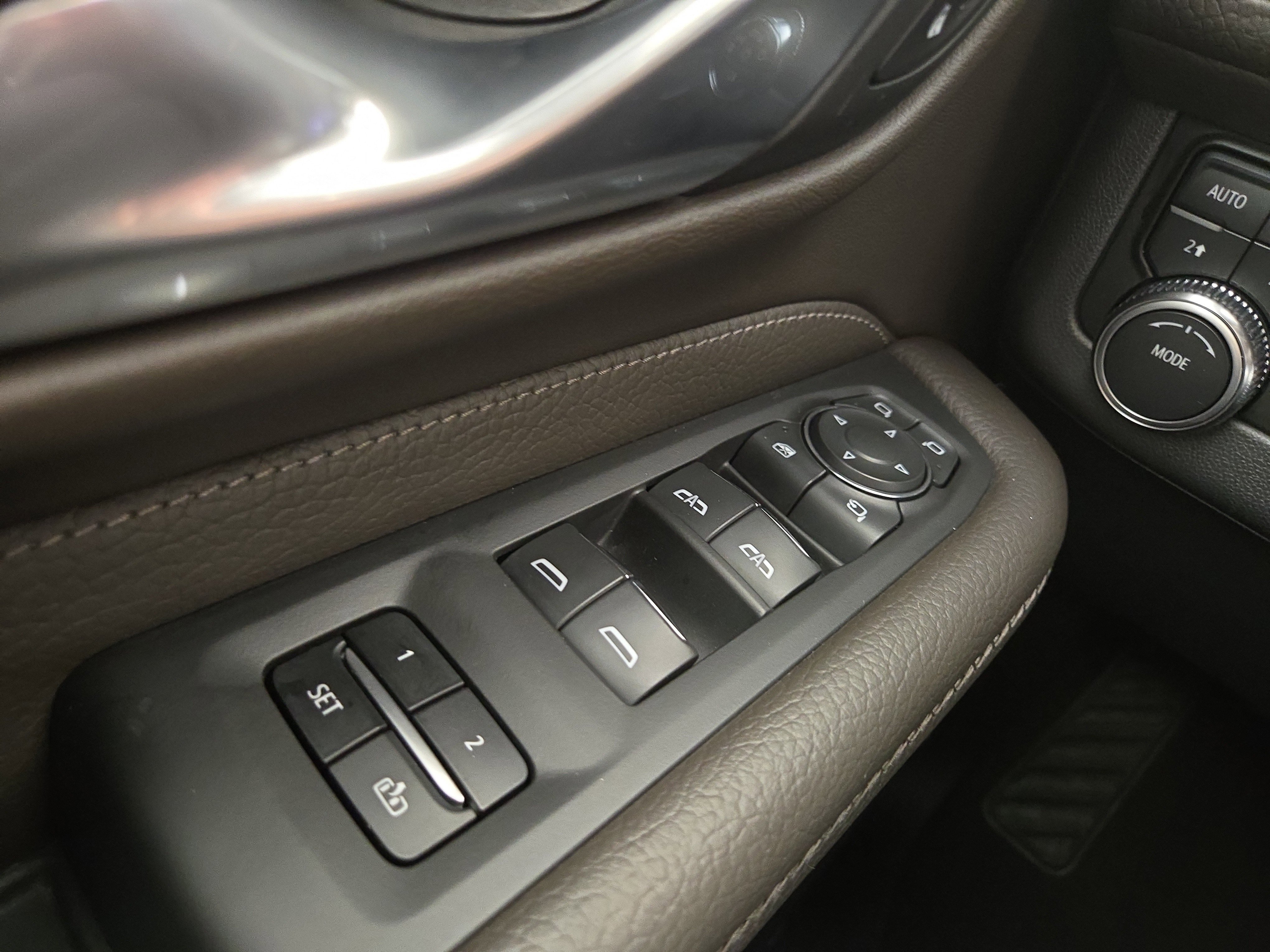 Used 2022 GMC Yukon XL Denali w/ Denali Premium Package image 32