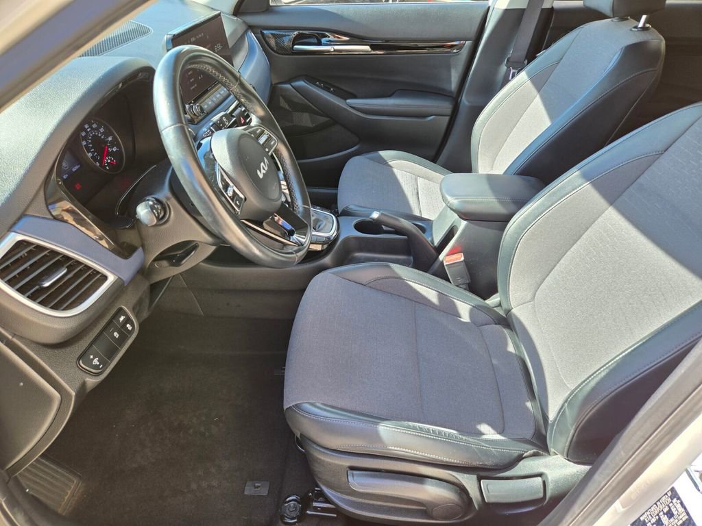 Used 2023 Kia Seltos S w/ Navigation Package AWD/4WD image 13