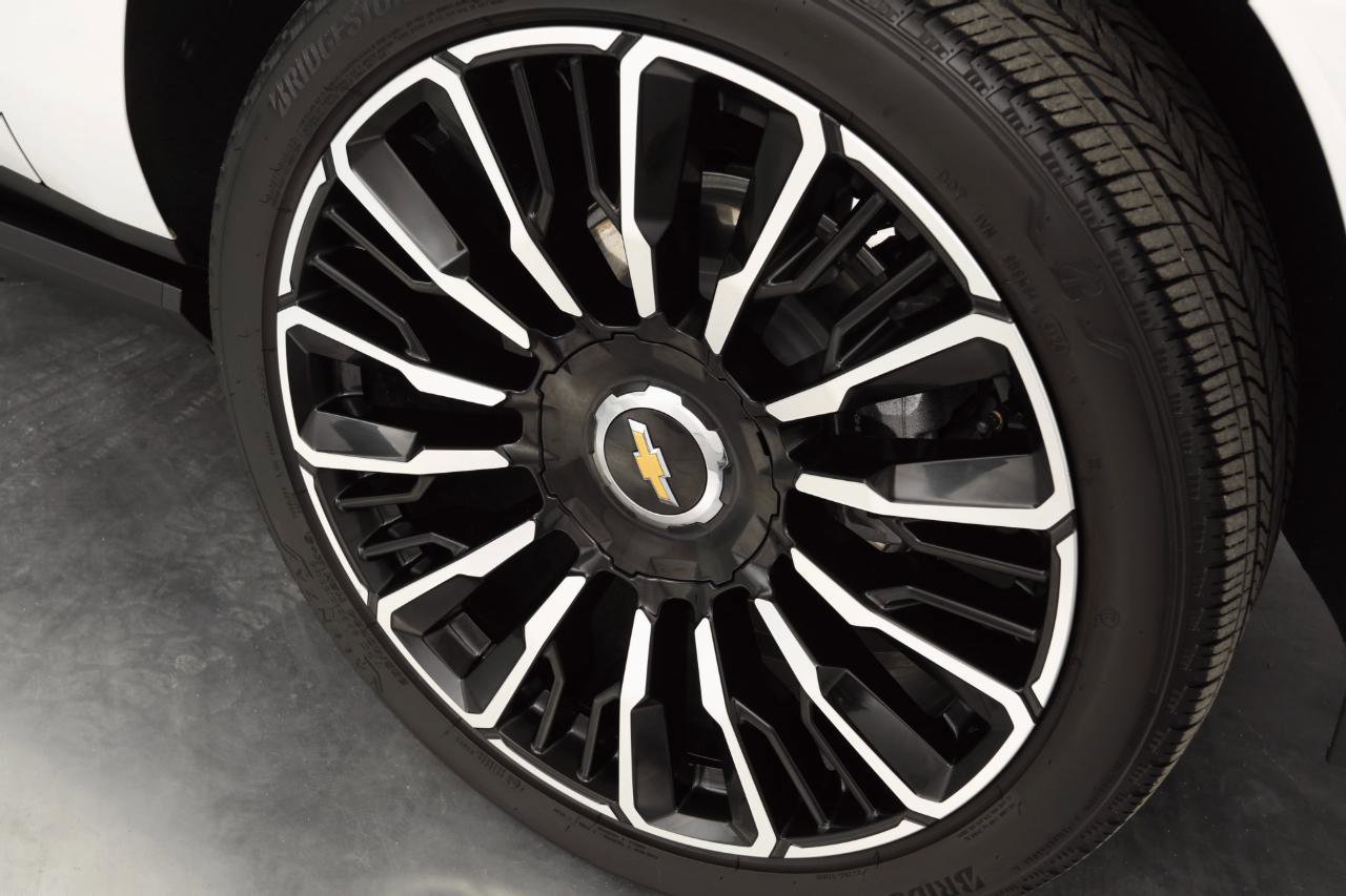 Used 2025 Chevrolet Suburban High Country image 10