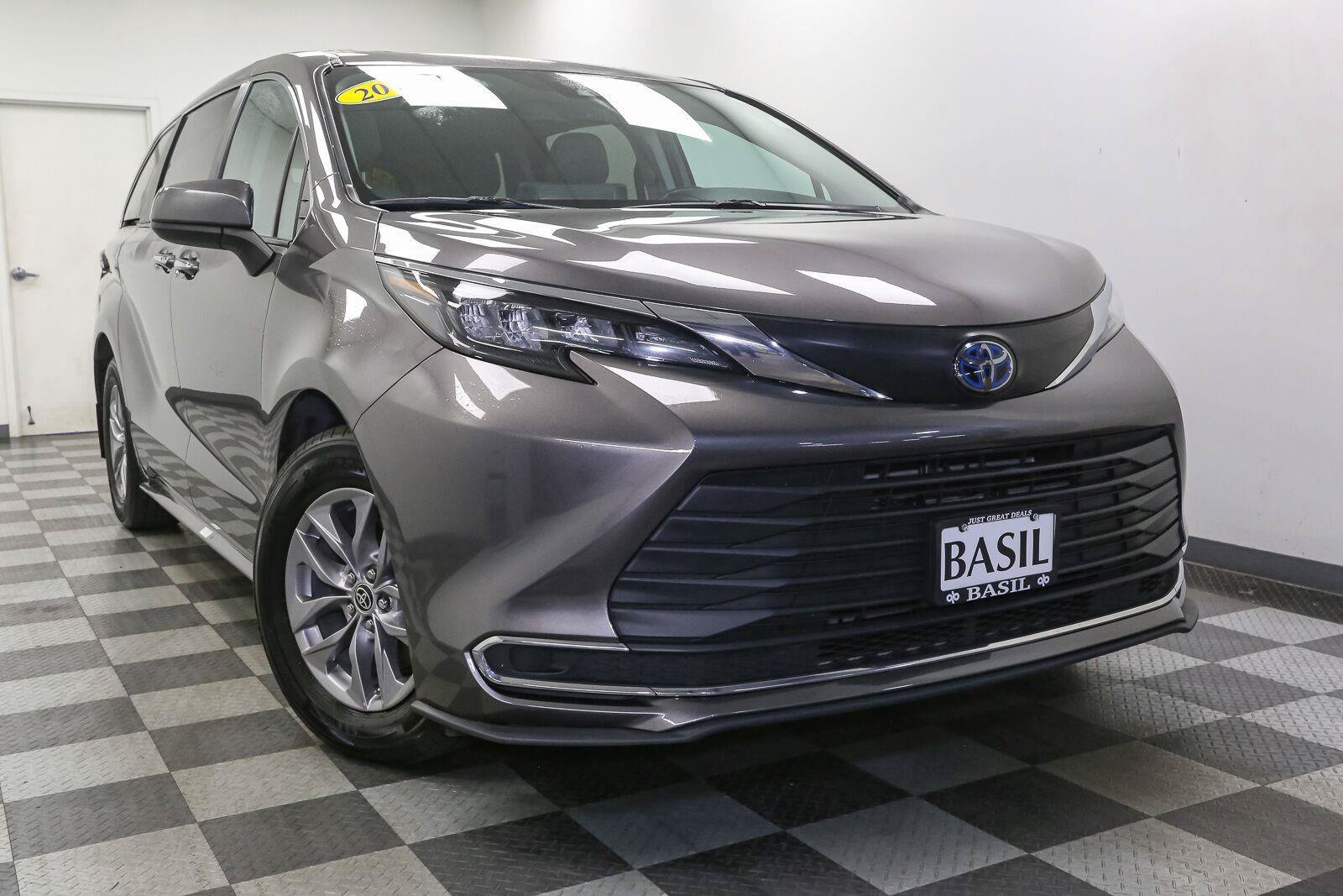 Used 2024 Toyota Sienna XLE FWD image 2