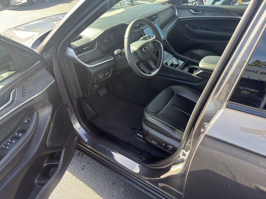 Used 2025 Jeep Grand Cherokee L Limited image 8