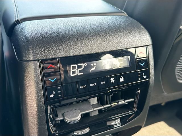 Used 2023 Jeep Grand Cherokee Overland w/ Luxury Tech Group IV AWD/4WD image 19