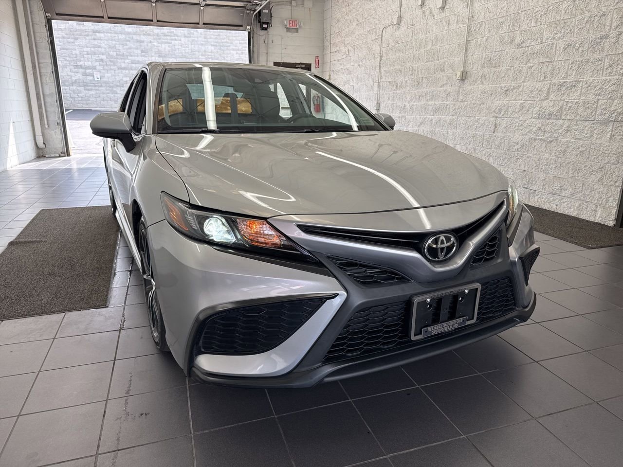 Used 2021 Toyota Camry SE FWD image 2