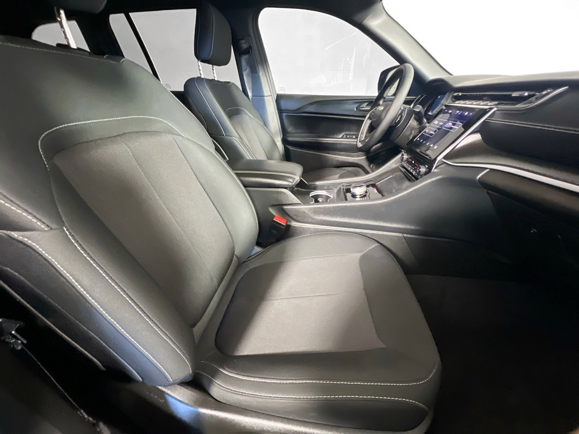 Used 2024 Jeep Grand Cherokee Laredo w/ Trailer Tow Package image 31