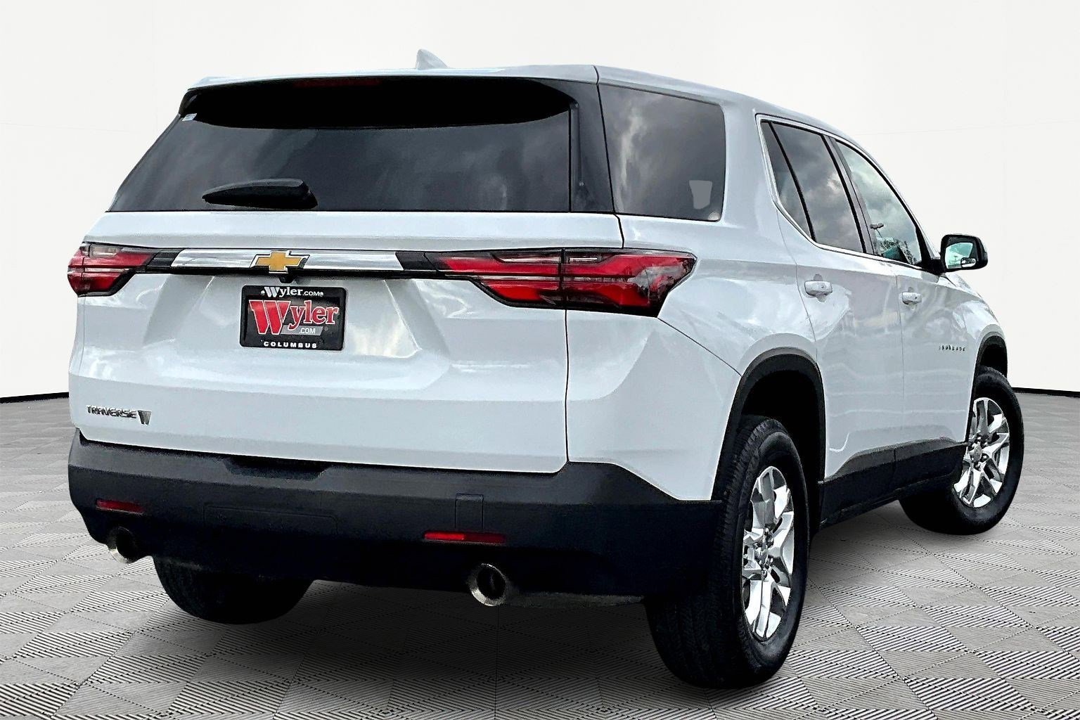 Used 2023 Chevrolet Traverse LS image 7