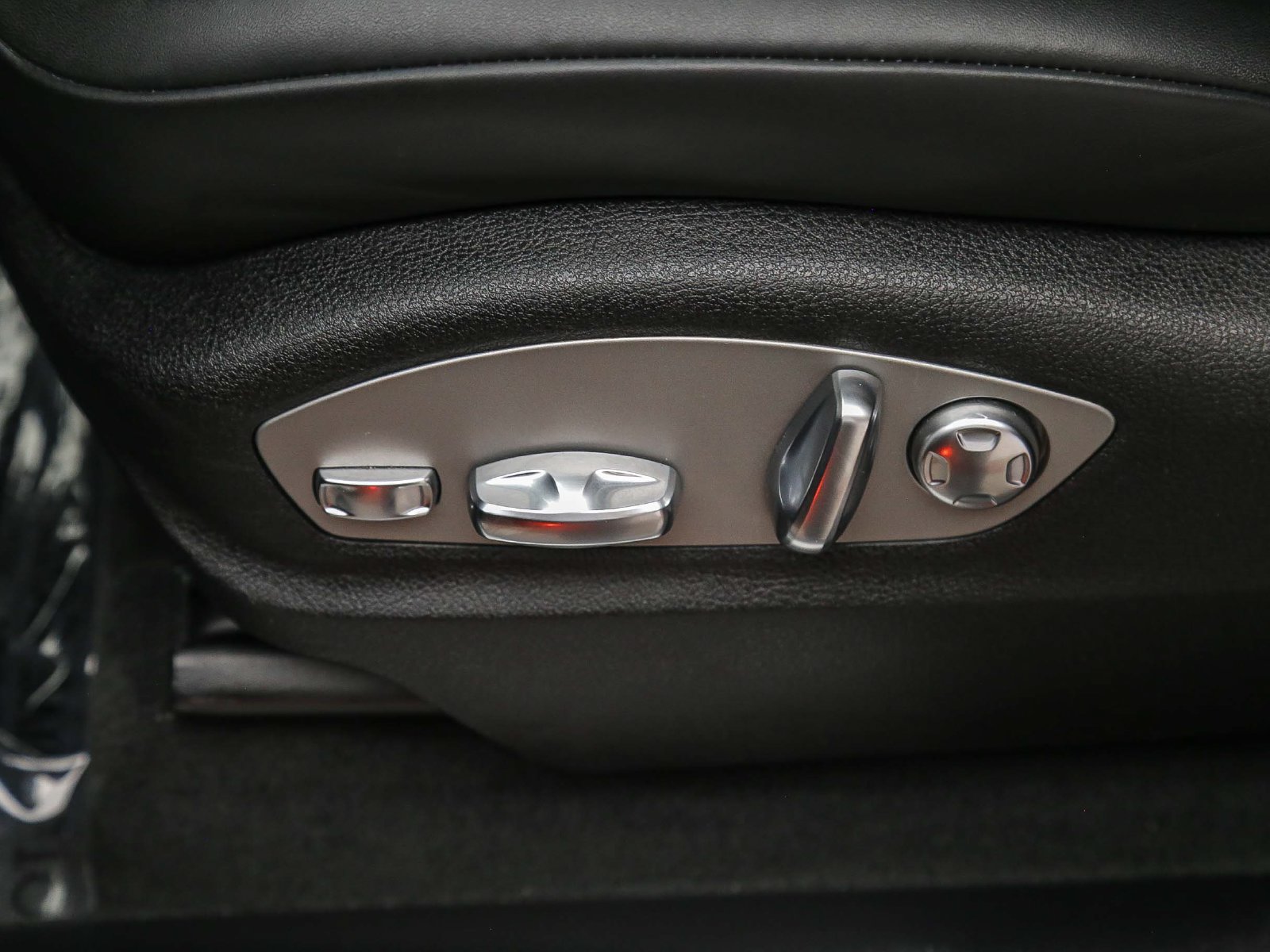 Certified 2022 Porsche Macan S AWD/4WD image 25