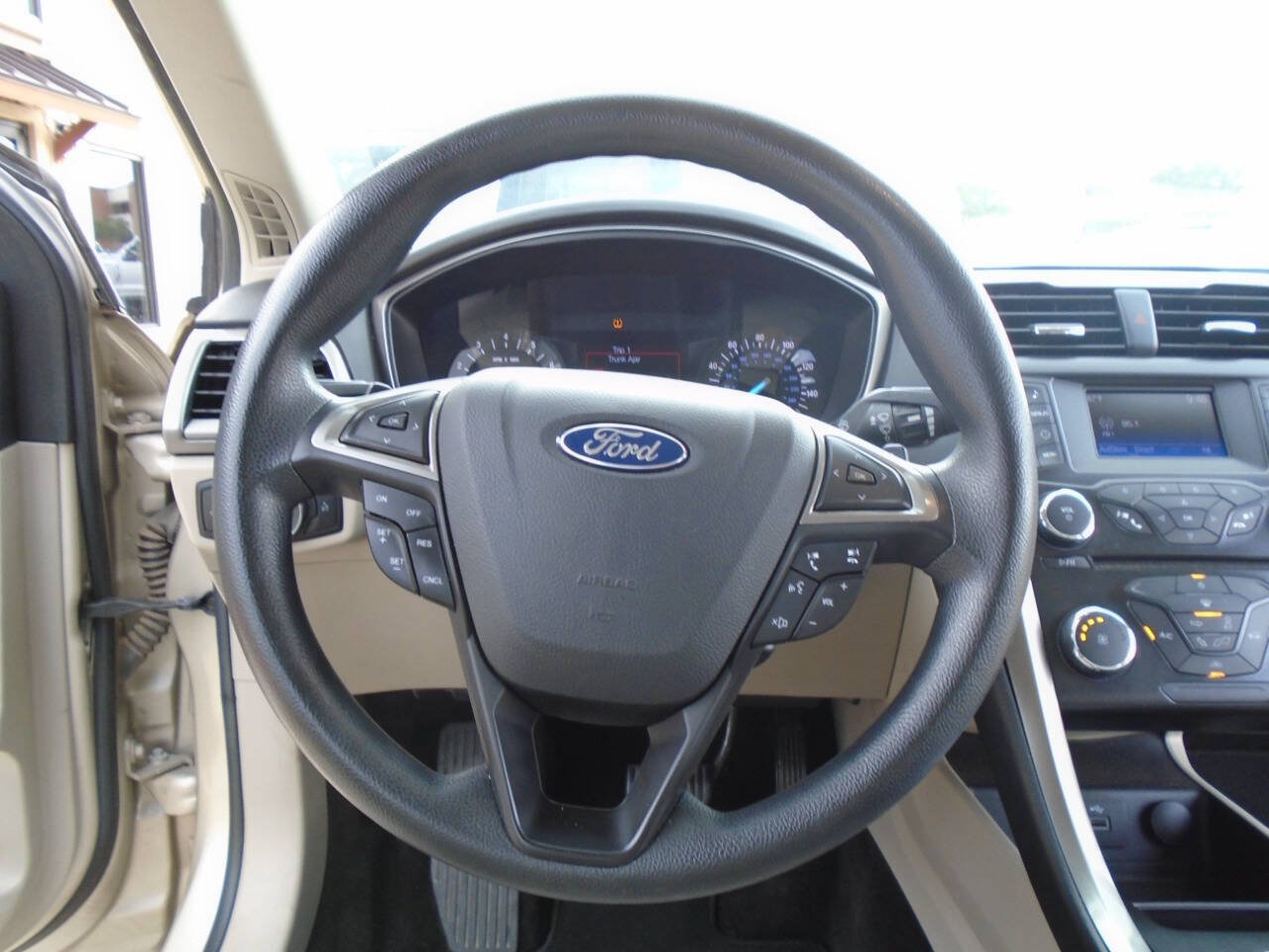 Used 2017 Ford Fusion SE FWD image 15