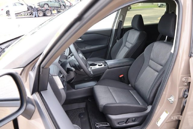 Certified 2025 Nissan Rogue SV AWD/4WD image 9