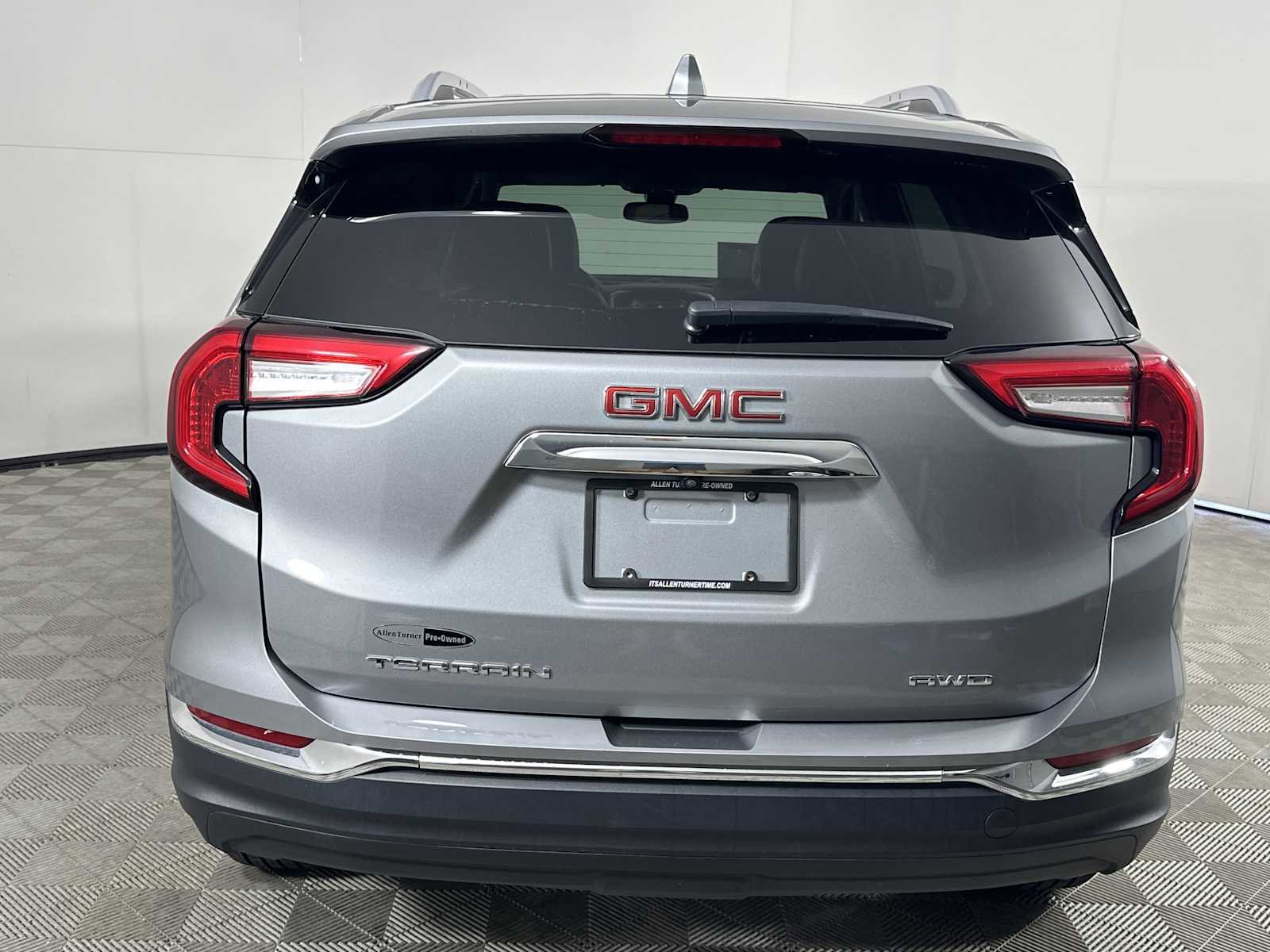 Used 2024 GMC Terrain SLT AWD/4WD image 7