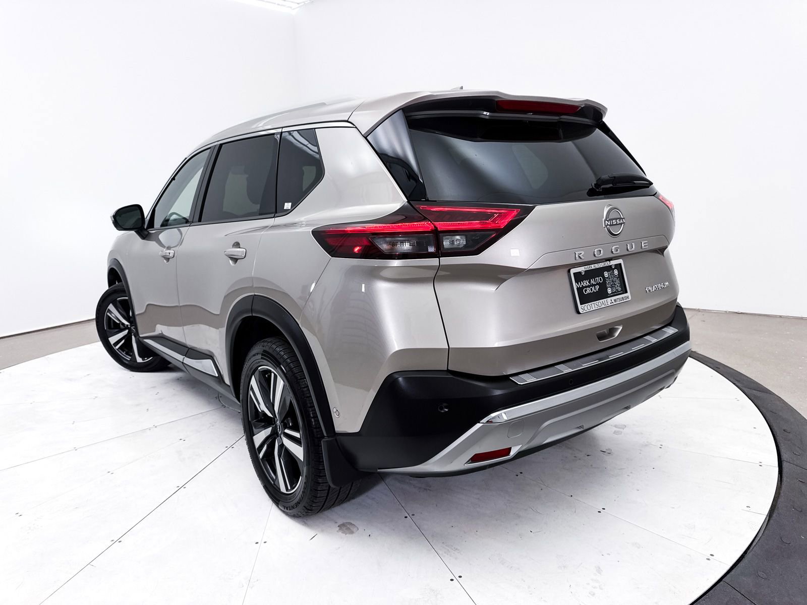 Used 2023 Nissan Rogue Platinum w/ Platinum Premium Package image 2