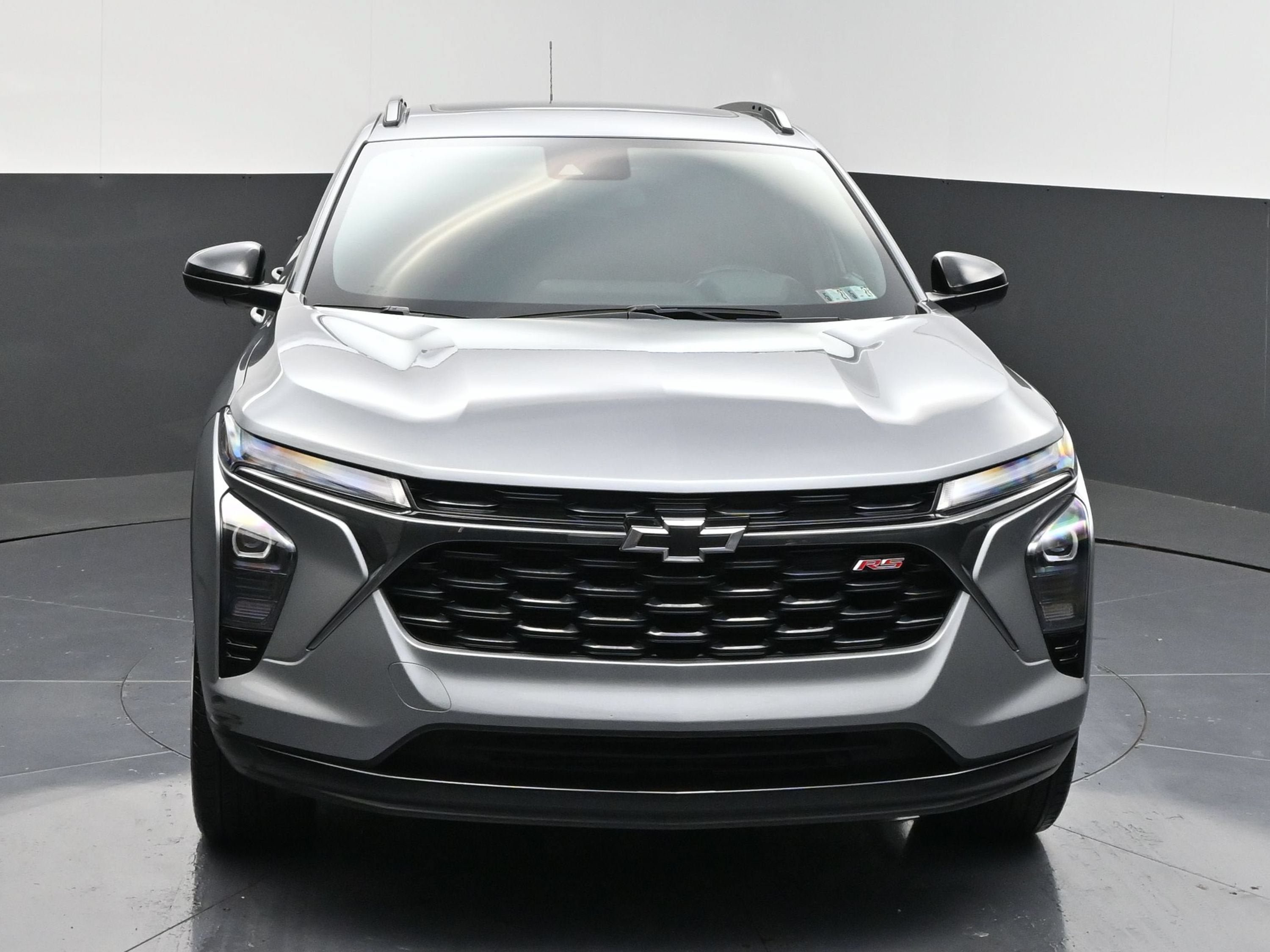 Used 2025 Chevrolet Trax RS w/ Sunroof Package FWD image 2