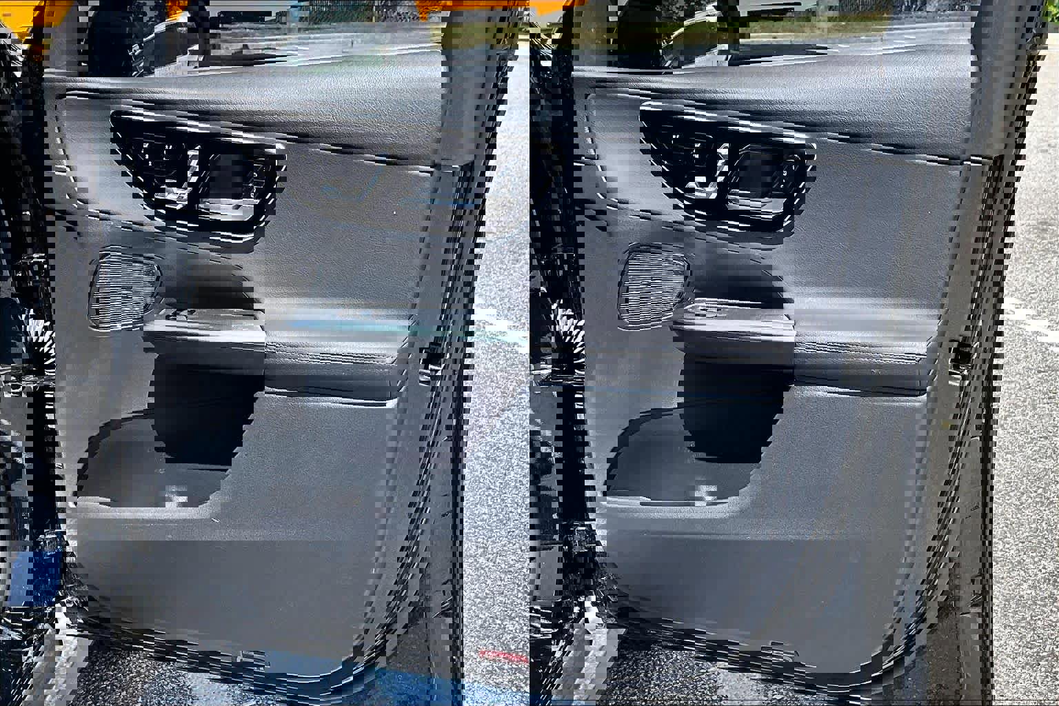 Used 2025 Mercedes-Benz GLC 300 image 23