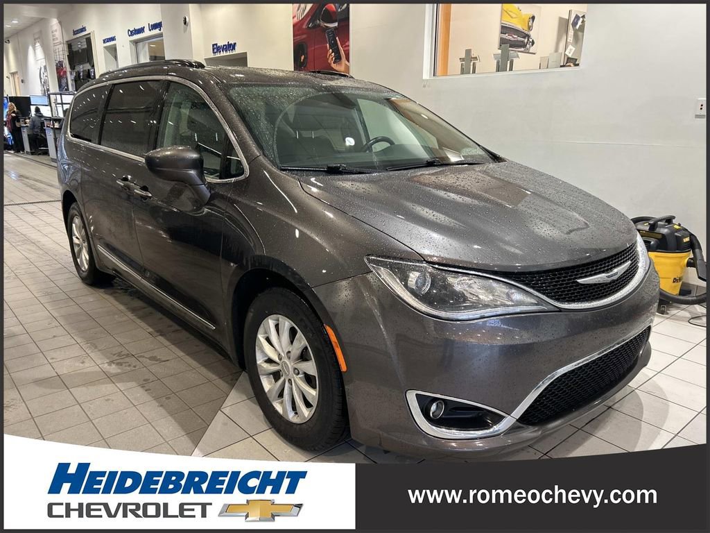 Used 2017 Chrysler Pacifica Touring-L image 1