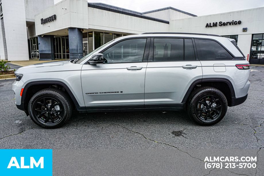 Used 2025 Jeep Grand Cherokee Altitude AWD/4WD image 6