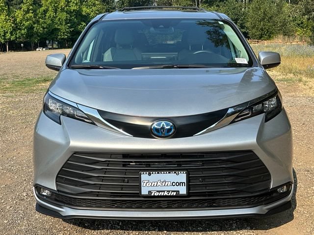 Used 2025 Toyota Sienna XLE w/ XLE Plus Package AWD/4WD image 3