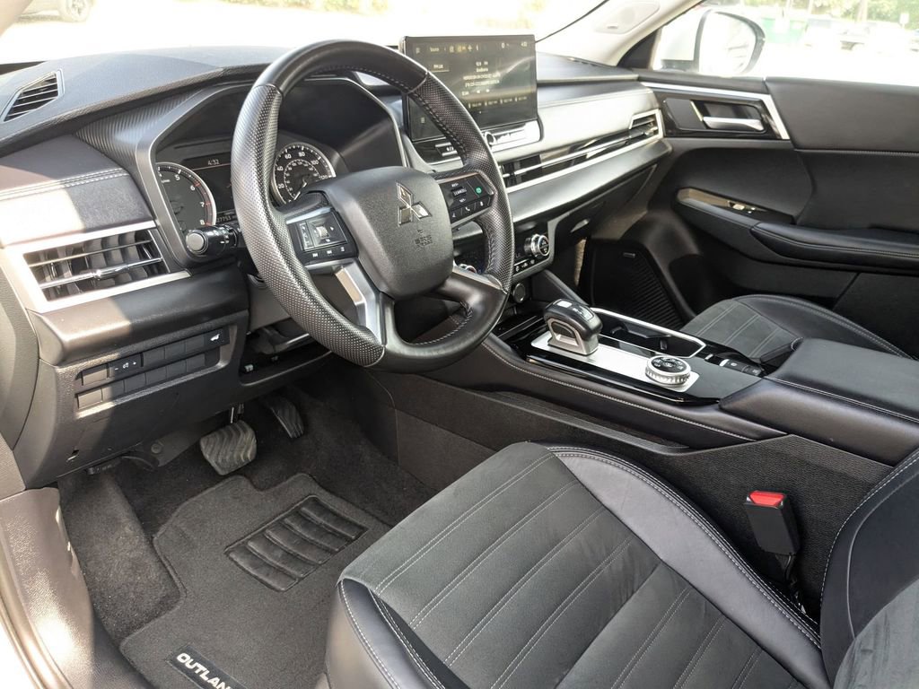 Used 2025 Mitsubishi Outlander SE AWD/4WD image 13