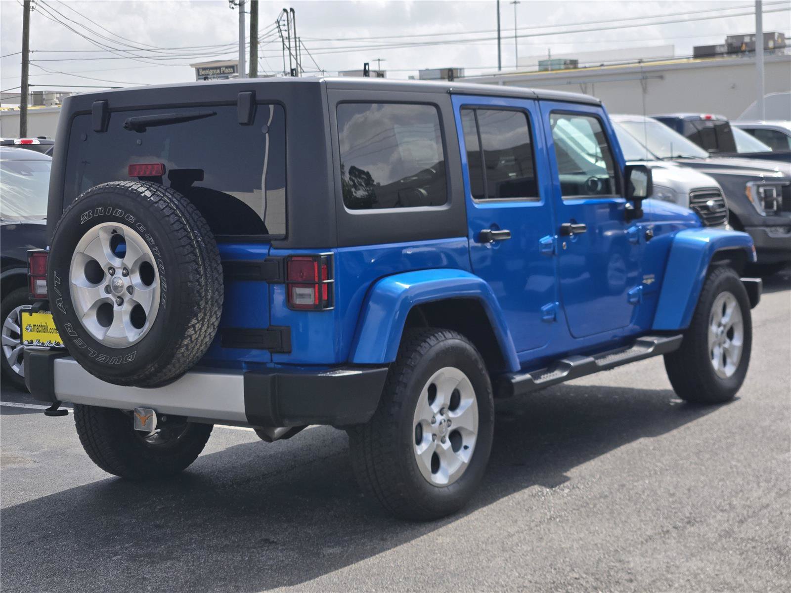 Used 2015 Jeep Wrangler Unlimited Sahara w/ Connectivity Group AWD/4WD image 8