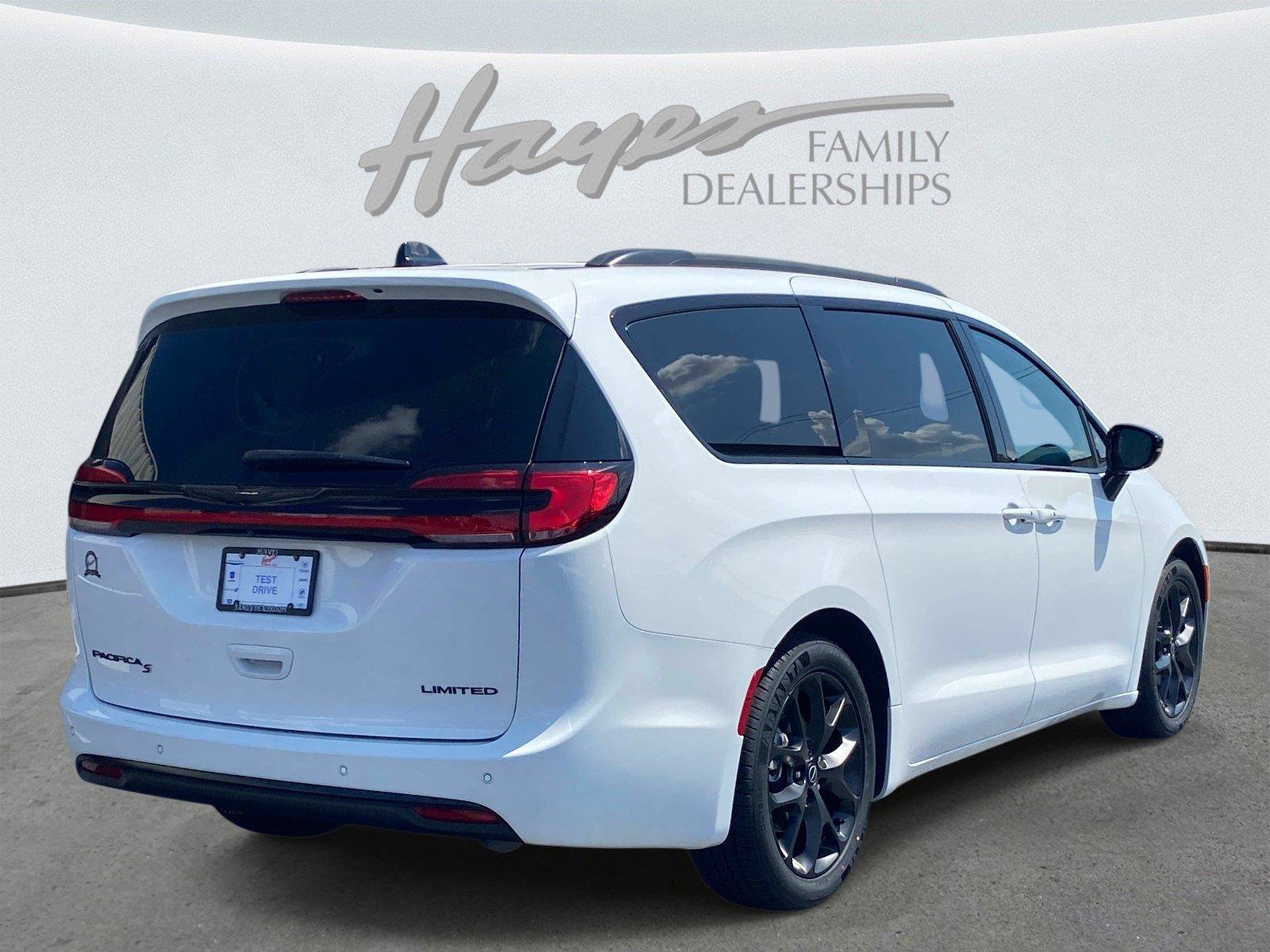 Used 2025 Chrysler Pacifica Limited FWD image 3