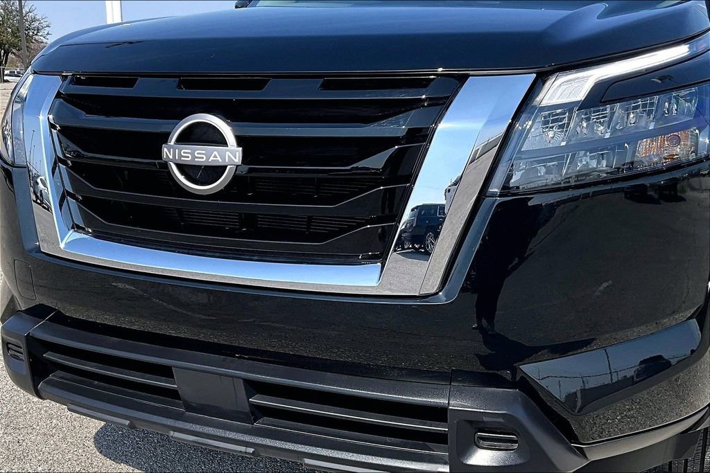 Used 2025 Nissan Pathfinder S image 40
