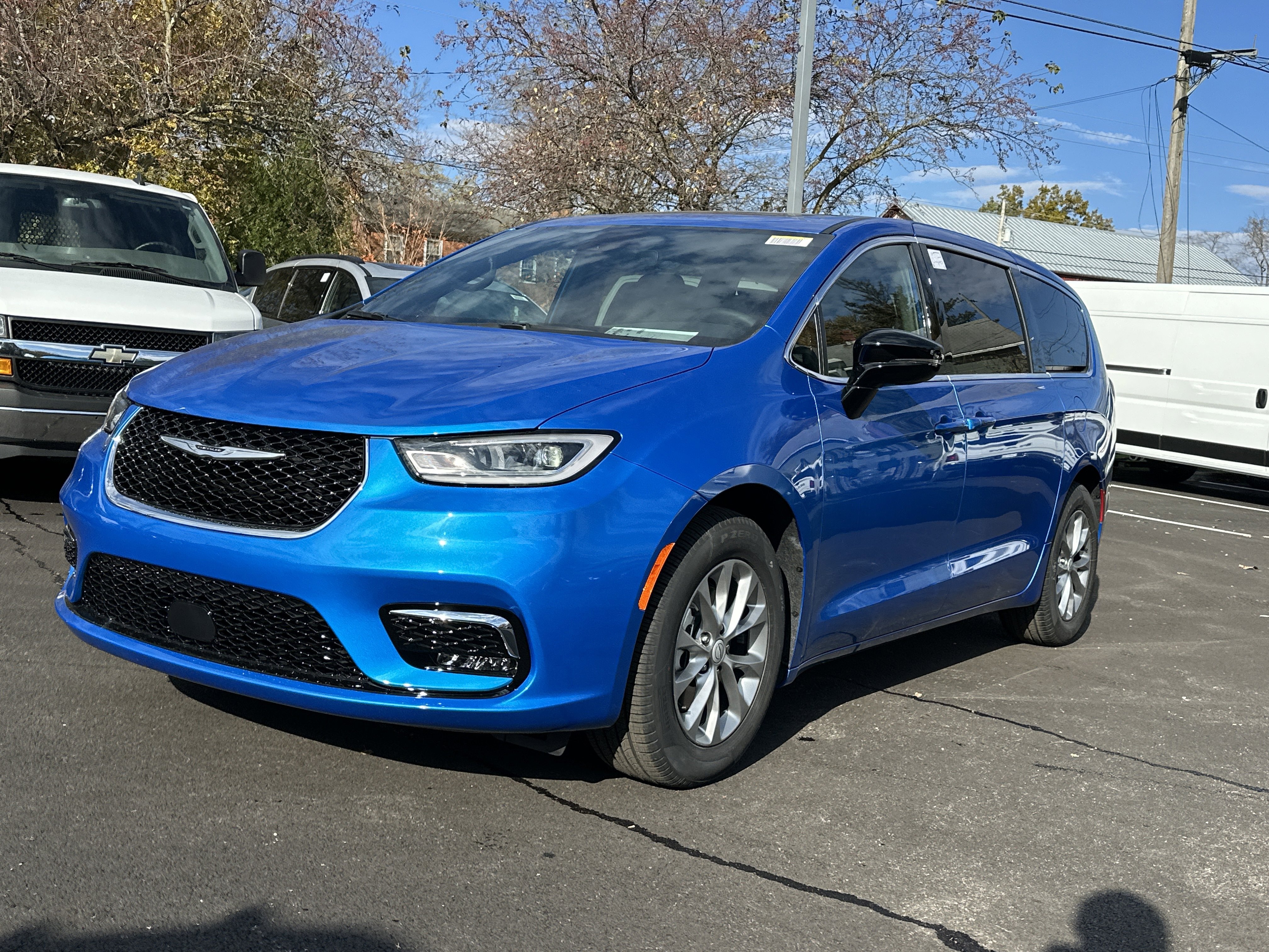 New 2026 Chrysler Pacifica Limited w/ Uconnect Theater Family Group image 21