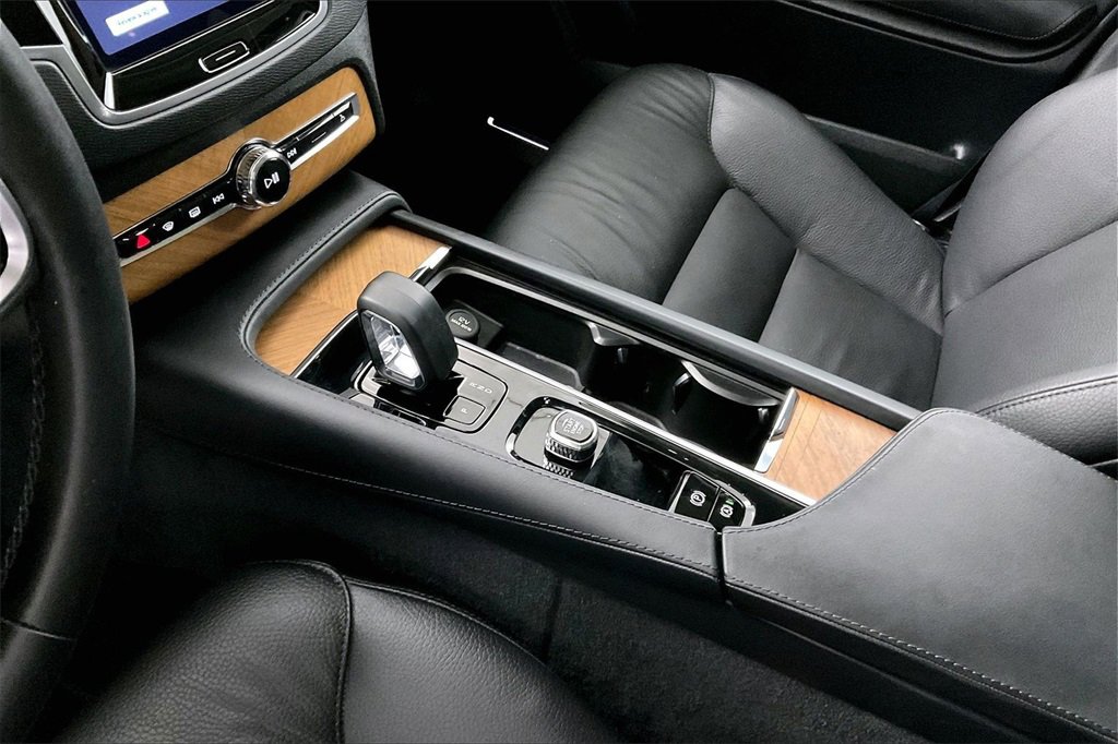 Used 2024 Volvo XC90 B6 Plus image 16