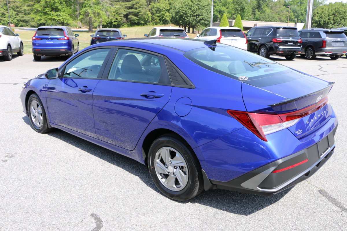 Used 2025 Hyundai Elantra Sport FWD image 3