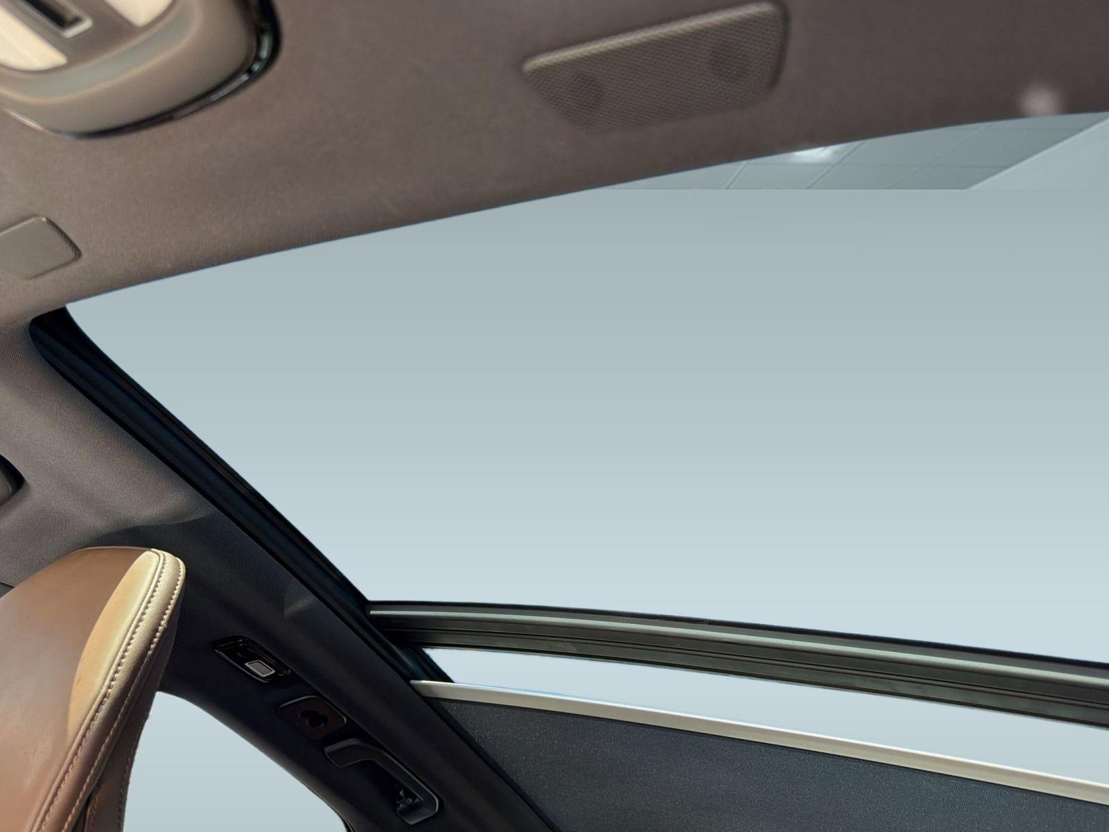 Certified 2024 Volvo XC60 B5 Ultimate w/ Protection Package Premier image 16