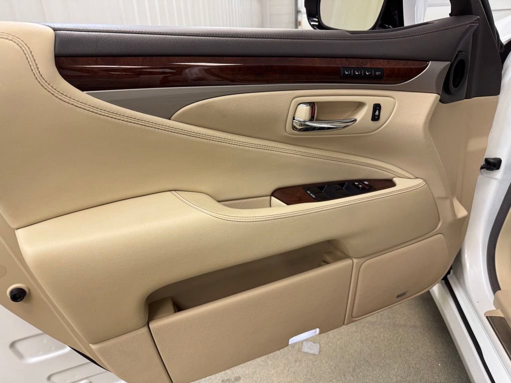 Used 2013 Lexus LS 460 AWD w/ Comfort Pkg image 8