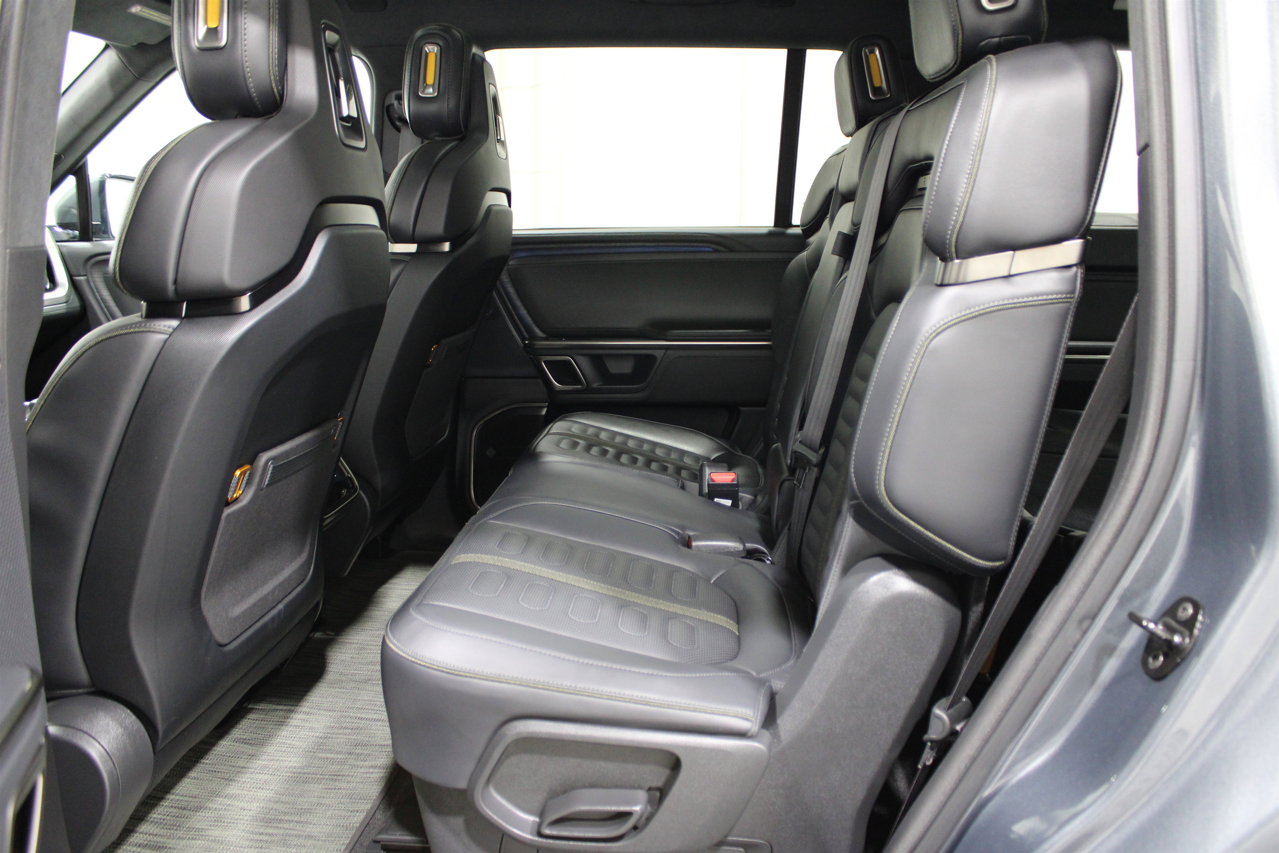 Used 2024 Rivian R1S Adventure image 23