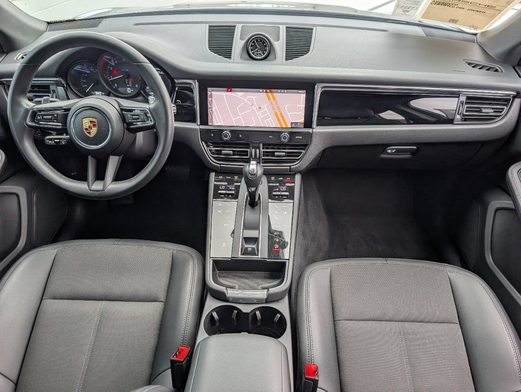 Certified 2025 Porsche Macan AWD/4WD image 6