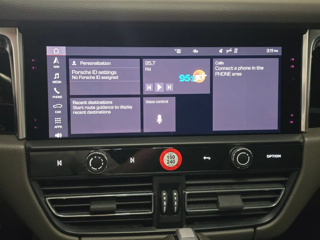 Certified 2024 Porsche Macan AWD/4WD image 17