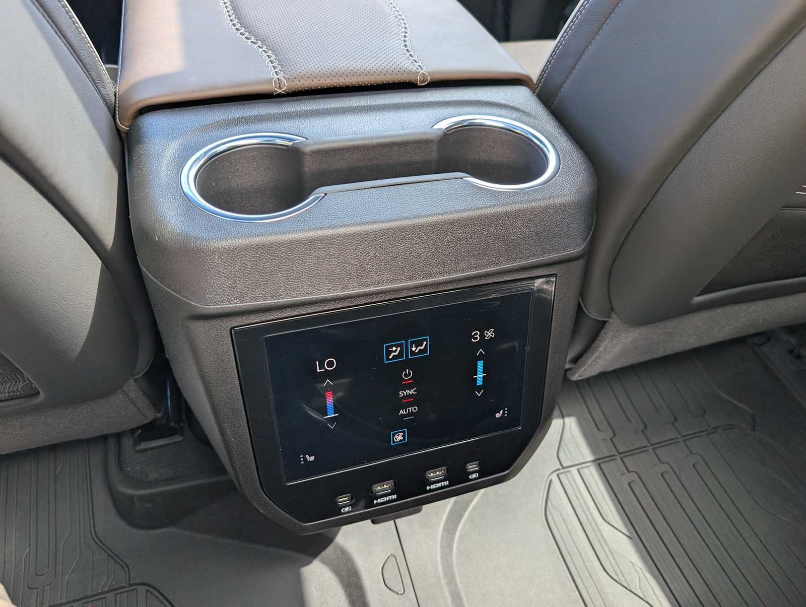 New 2026 GMC Yukon Denali Ultimate w/ LPO, Floor Liner Package AWD/4WD image 18