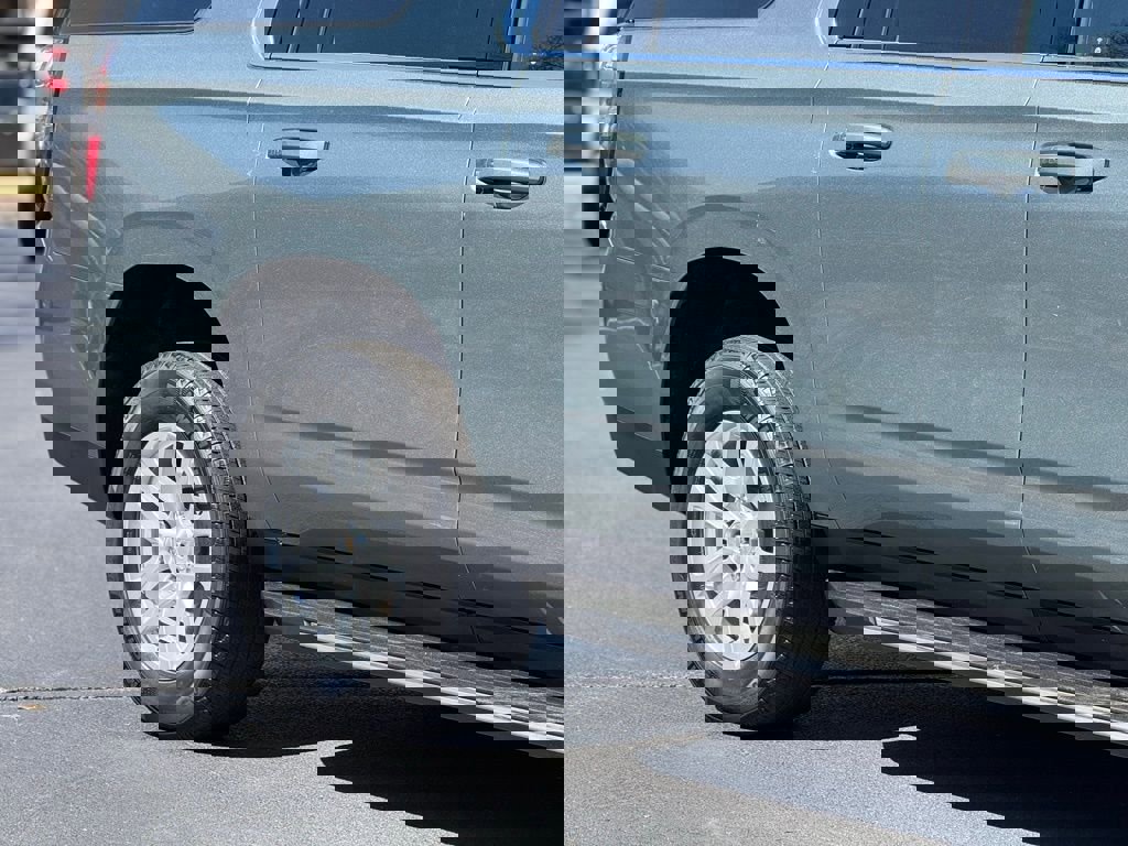 Used 2024 Chevrolet Suburban LT image 9