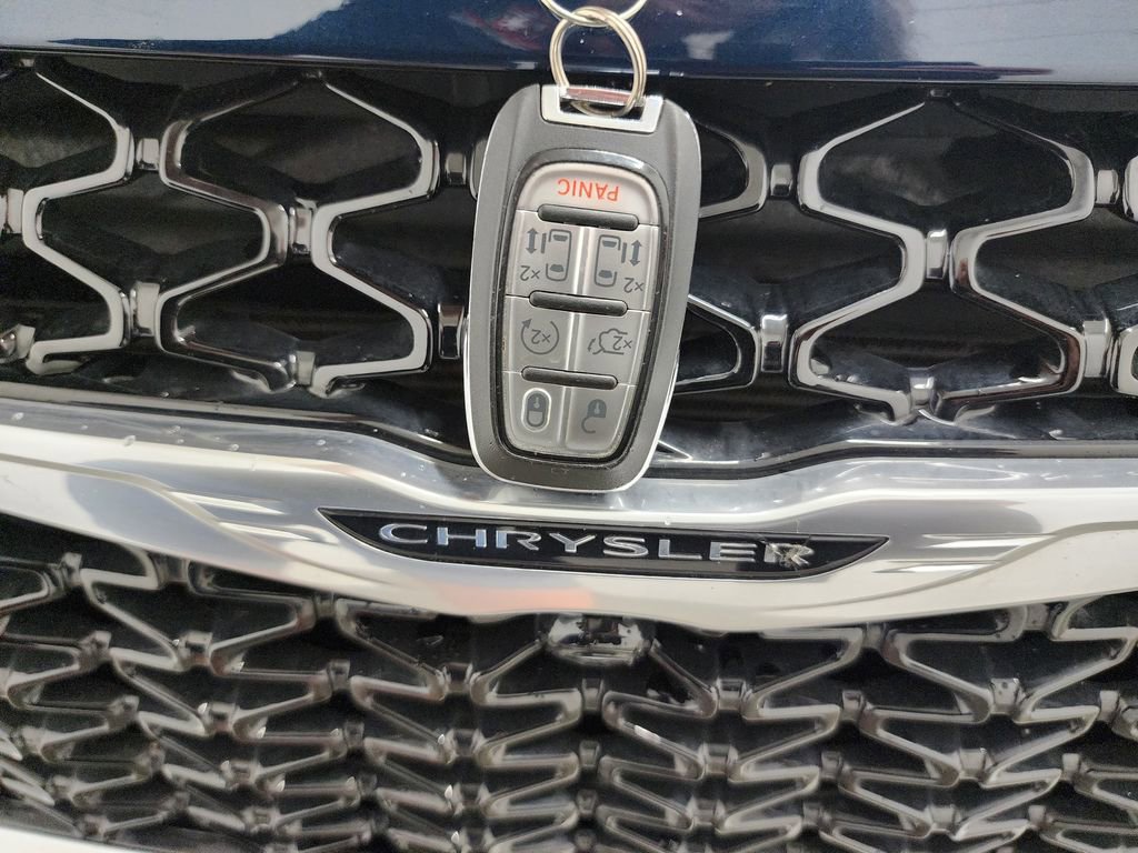Used 2025 Chrysler Pacifica Select FWD image 37