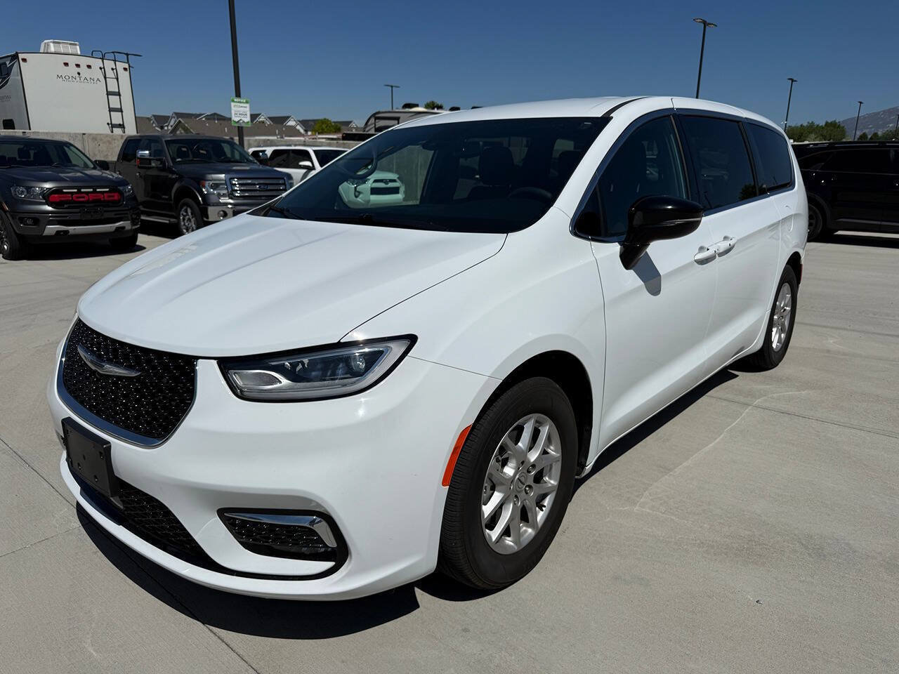 Used 2024 Chrysler Pacifica Touring FWD image 7