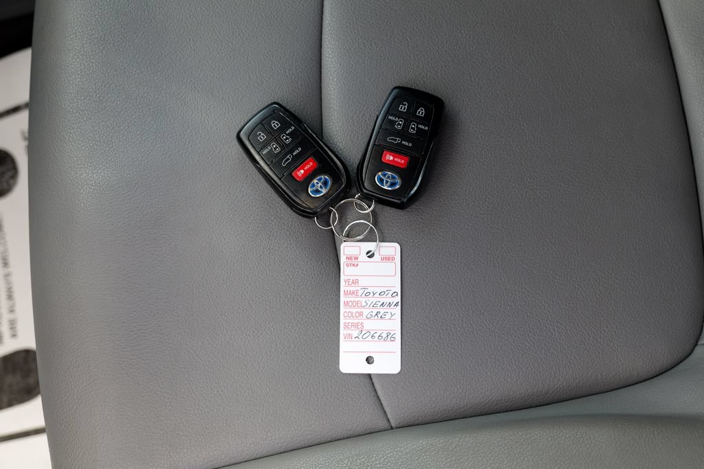 Used 2024 Toyota Sienna XLE w/ XLE Plus Package FWD image 61