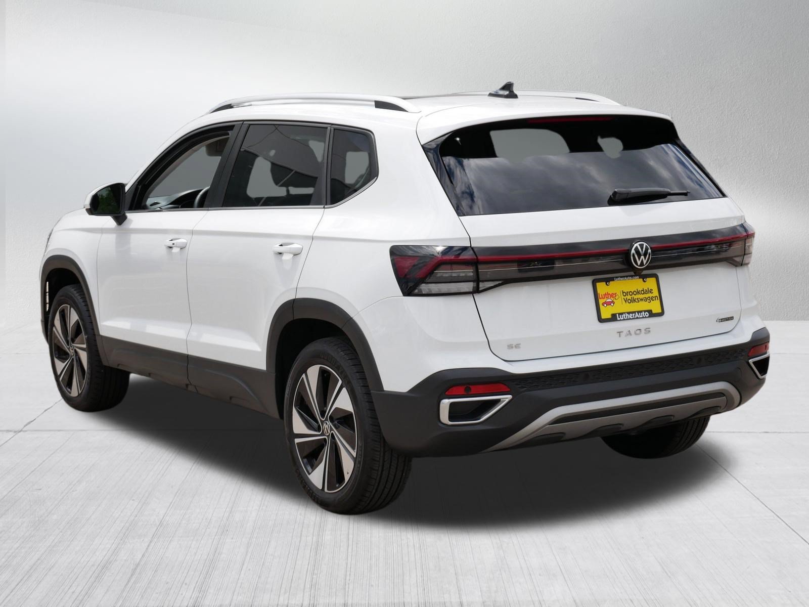 Used 2025 Volkswagen Taos SE w/ Panoramic Sunroof Package AWD/4WD image 5