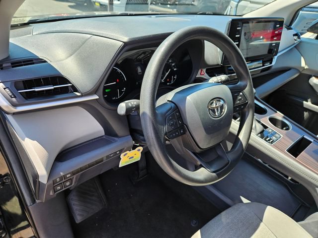 Used 2024 Toyota Sienna LE FWD image 21