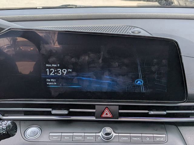 Certified 2025 Hyundai Elantra SEL FWD image 17