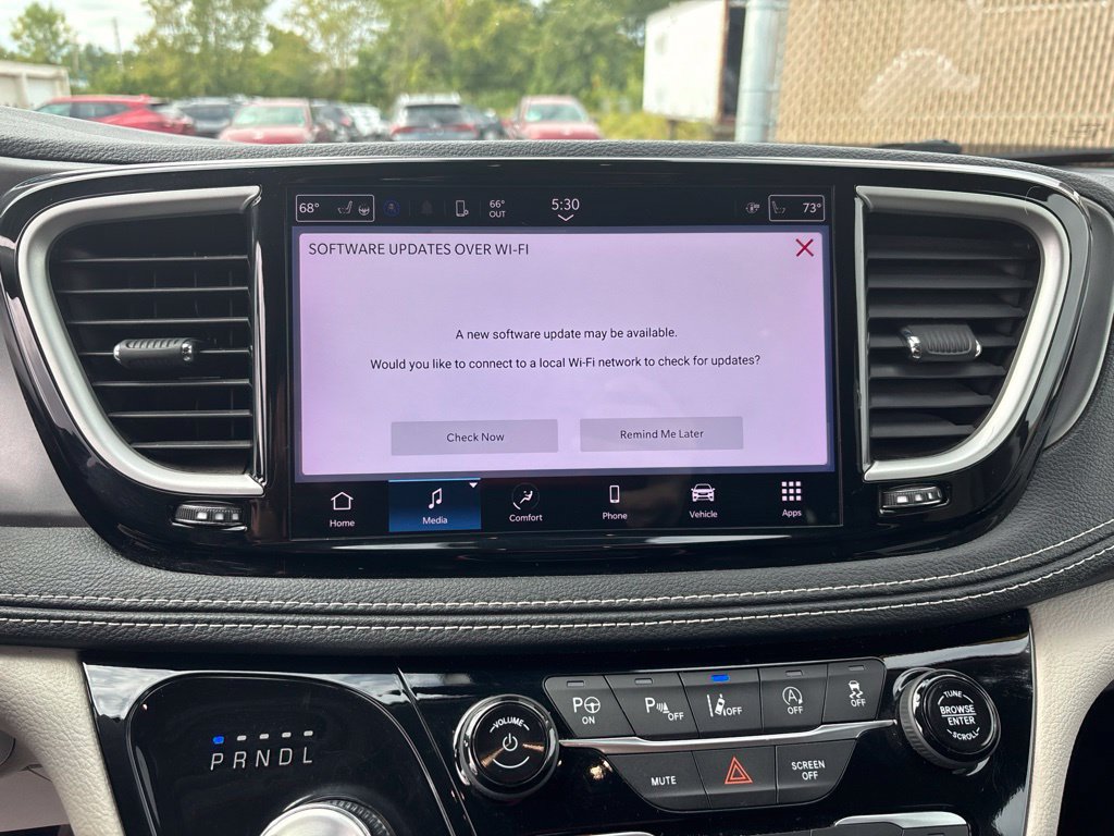 Used 2023 Chrysler Pacifica Touring-L AWD/4WD image 19