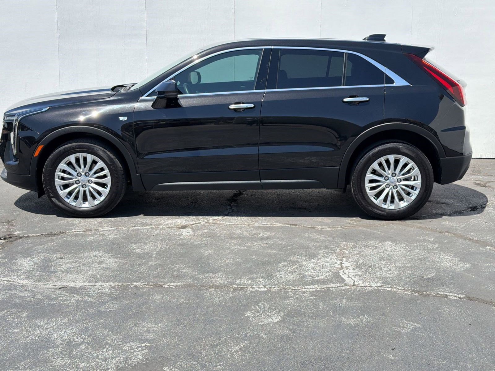 Certified 2024 Cadillac XT4 Luxury FWD image 2