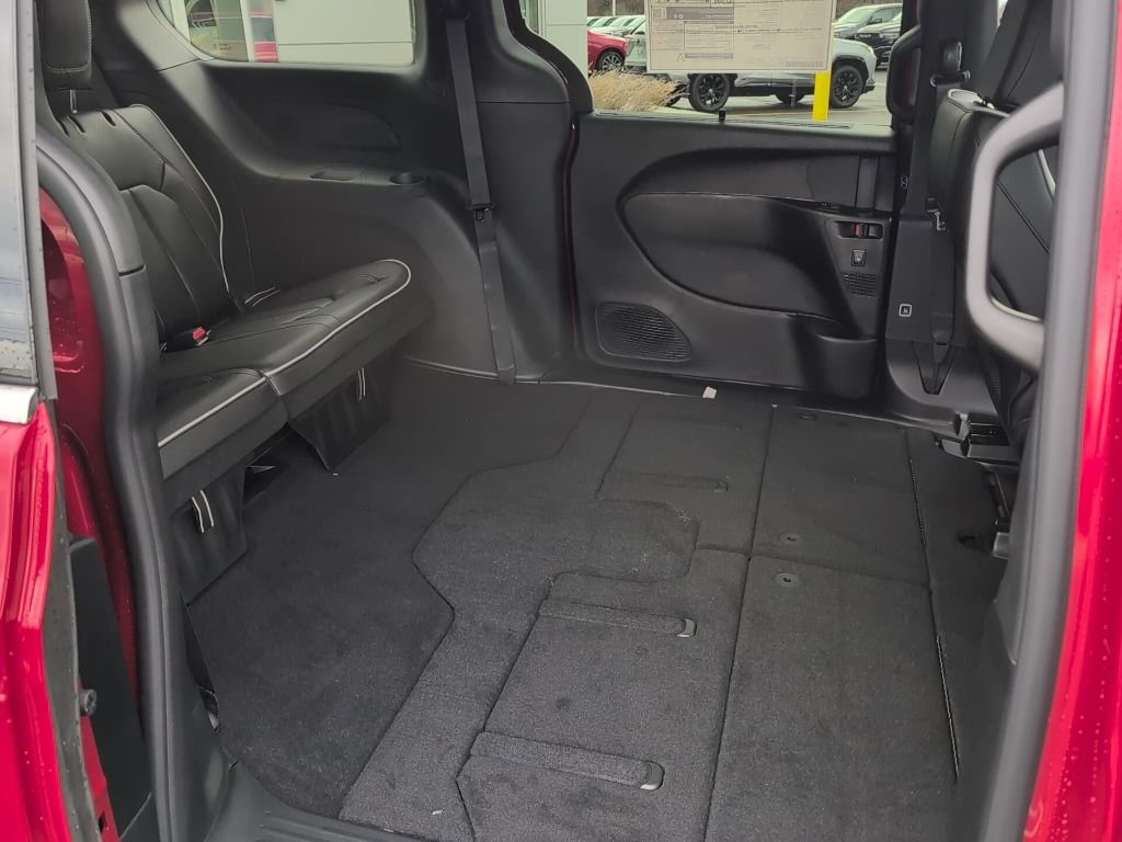 New 2026 Chrysler Pacifica Limited AWD/4WD image 15