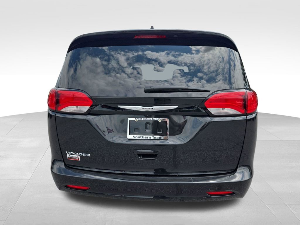 Used 2023 Chrysler Voyager LX FWD image 5
