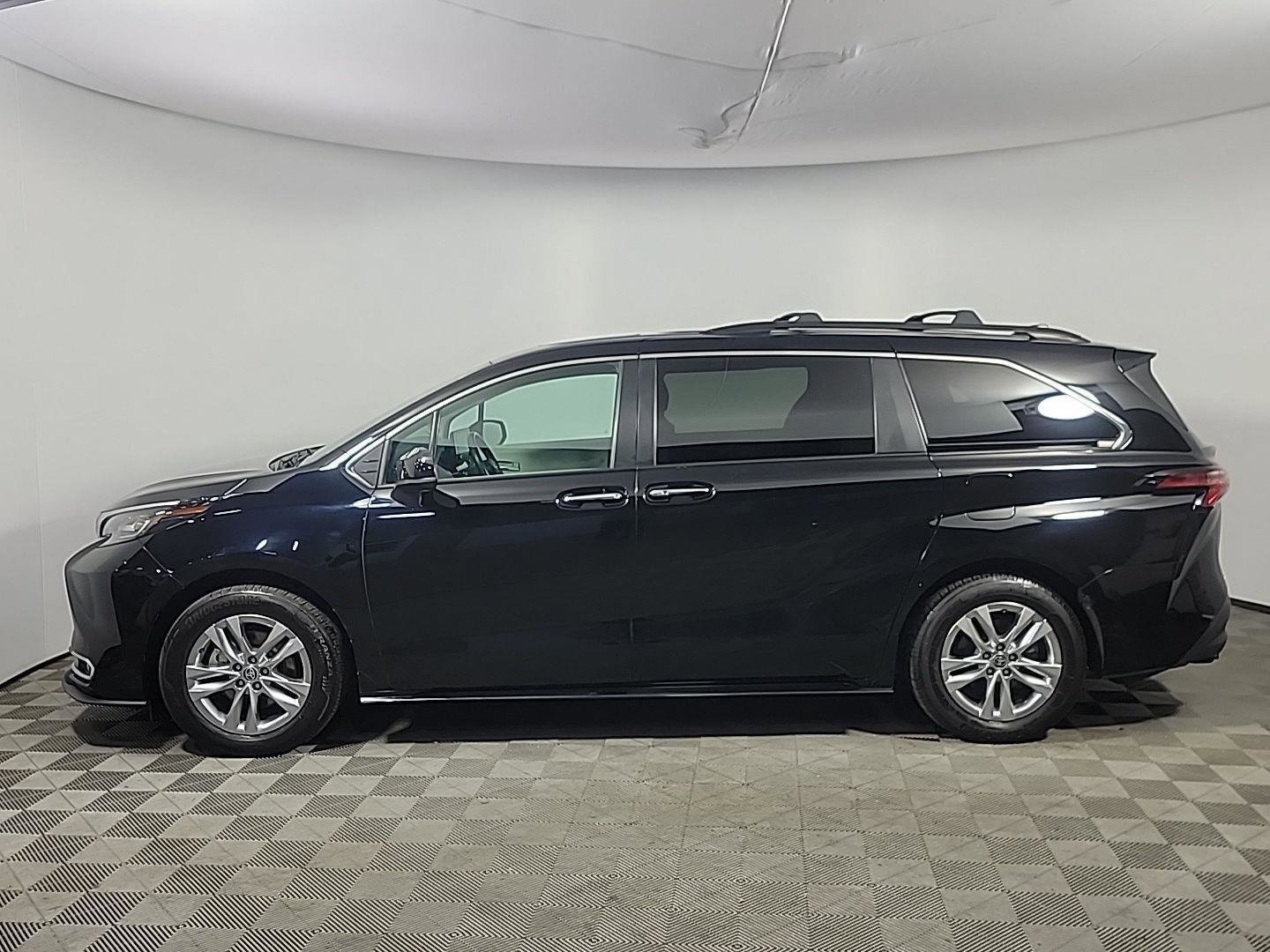 Used 2022 Toyota Sienna XLE w/ XLE Plus Package image 11