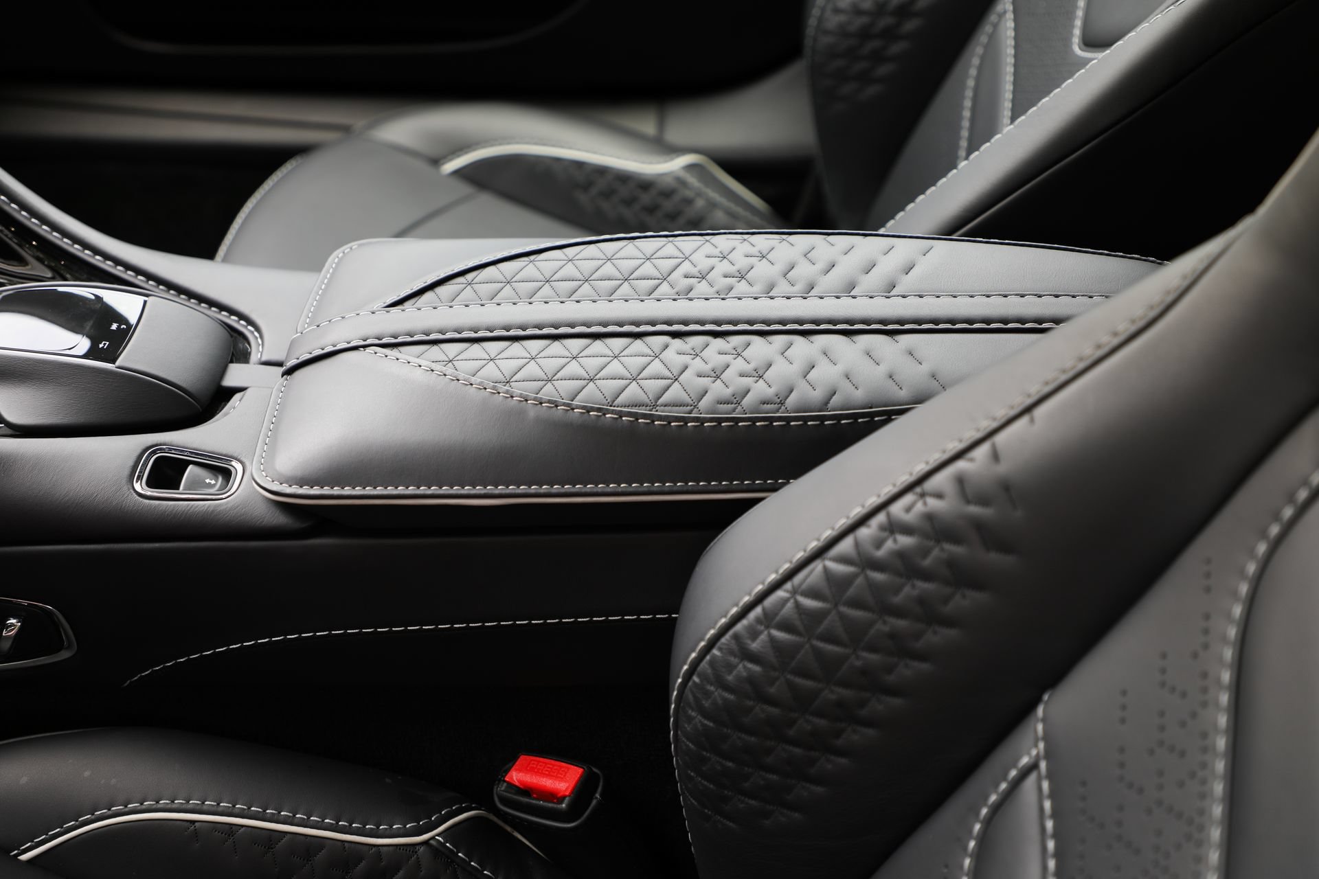 Used 2023 Aston Martin DBS Coupe RWD image 40