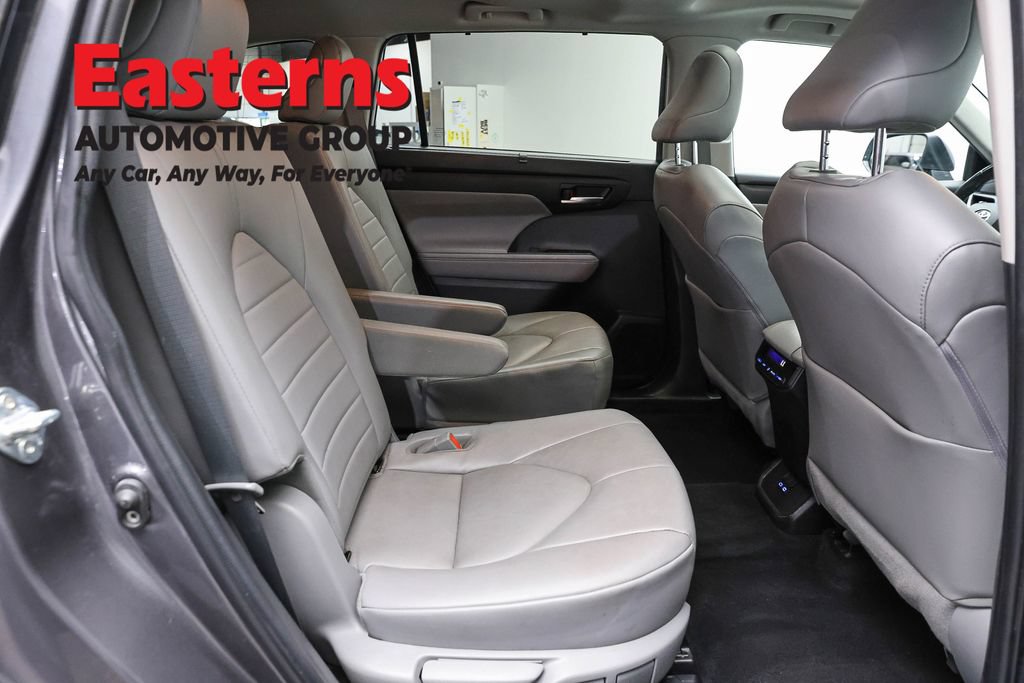 Used 2022 Toyota Highlander XLE AWD/4WD image 23