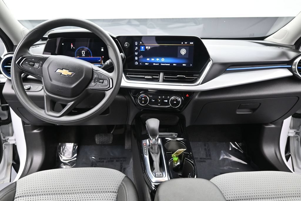 Certified 2025 Chevrolet Trax LT FWD image 14