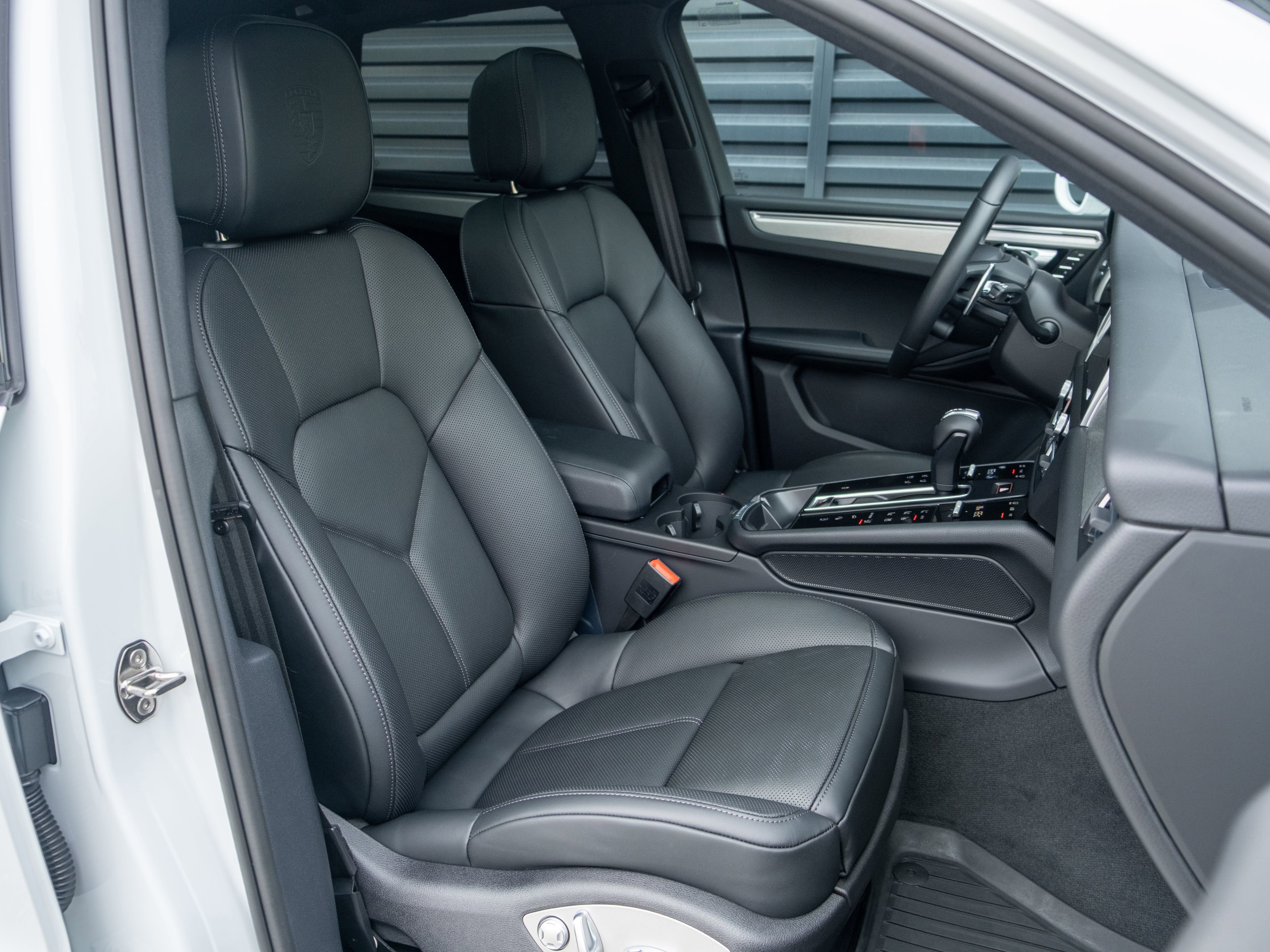 Certified 2026 Porsche Macan AWD/4WD image 40